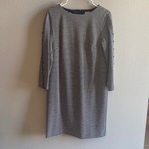 Black and white dress great for business or an event. In great condition.